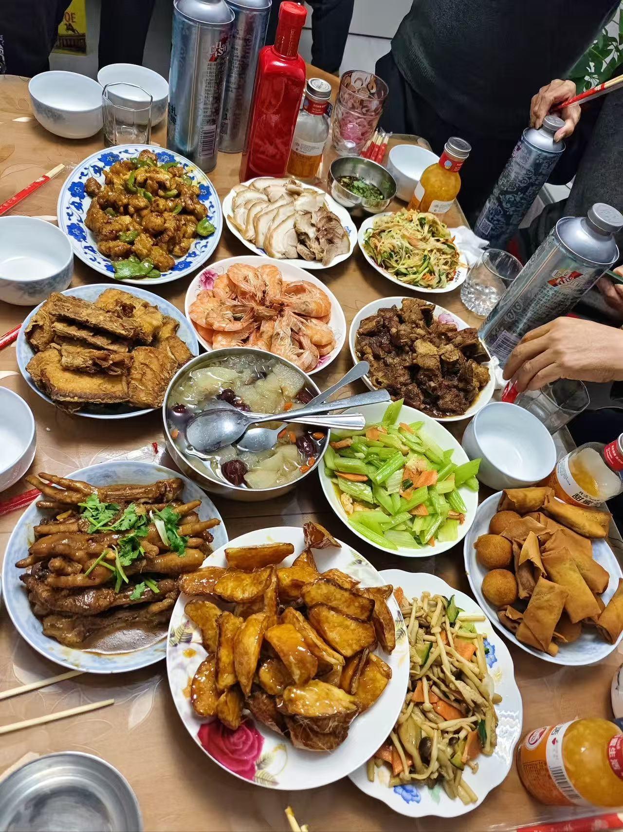 今天家里聚餐碰到小叔子转正的小三，我全程没理她，一句话没说，转头就被老公说我不懂