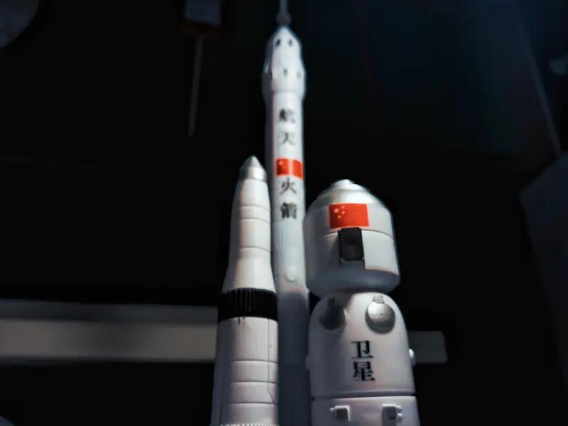 朋友刚发来“战报”，说他又捐出去九万三。九万三啊，够我买多少杯借酒浇愁的奶茶了。