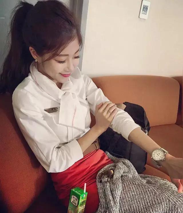 高铁上大叔聊妹子在高铁车上，大叔旁边坐着一位年轻漂亮的美女。美女正在用平板电脑