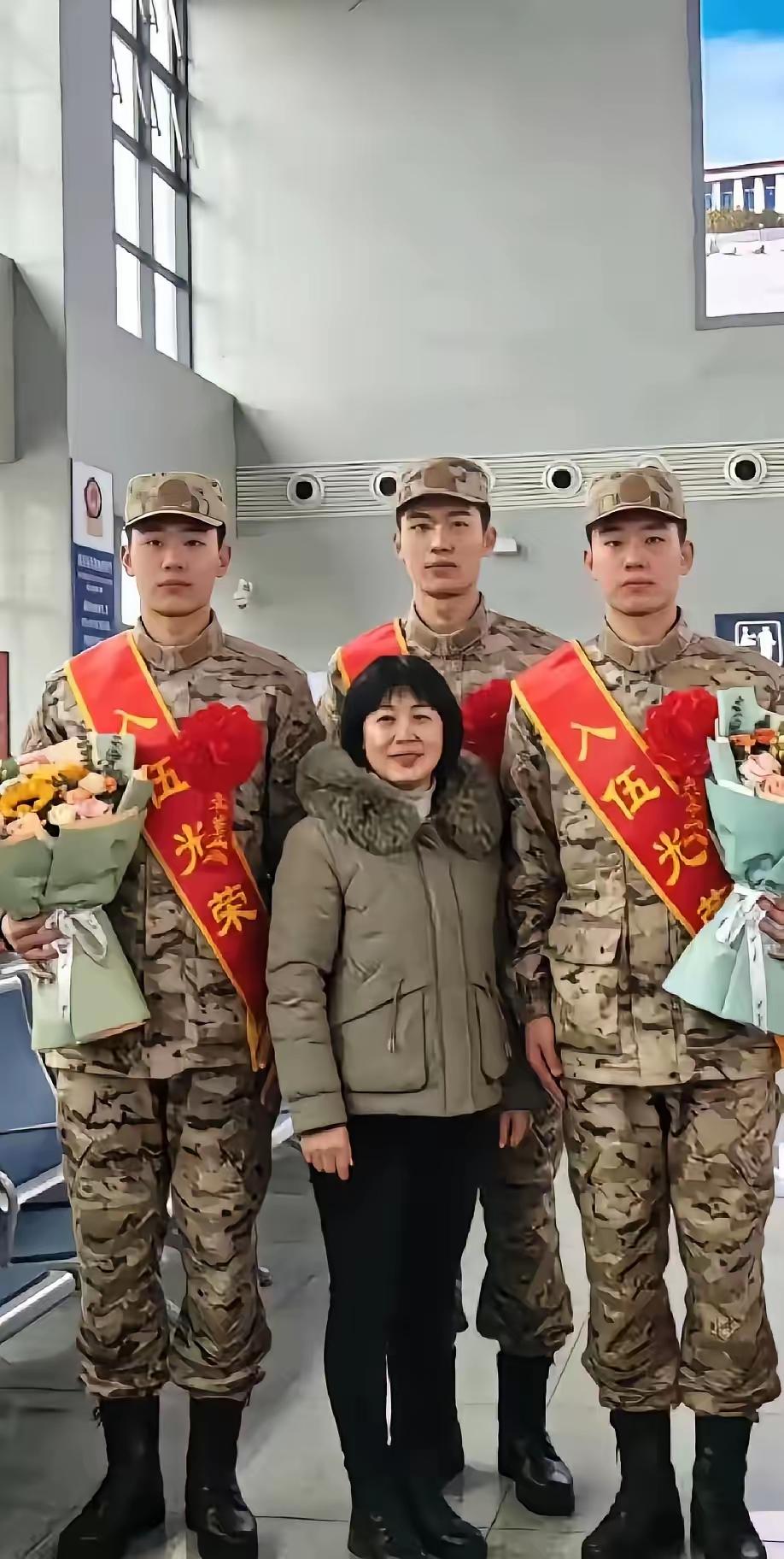 谁看了不红眼眶！车站里这一幕，刷到的人都绷不住了——三胞胎儿子一起穿军装入伍，当