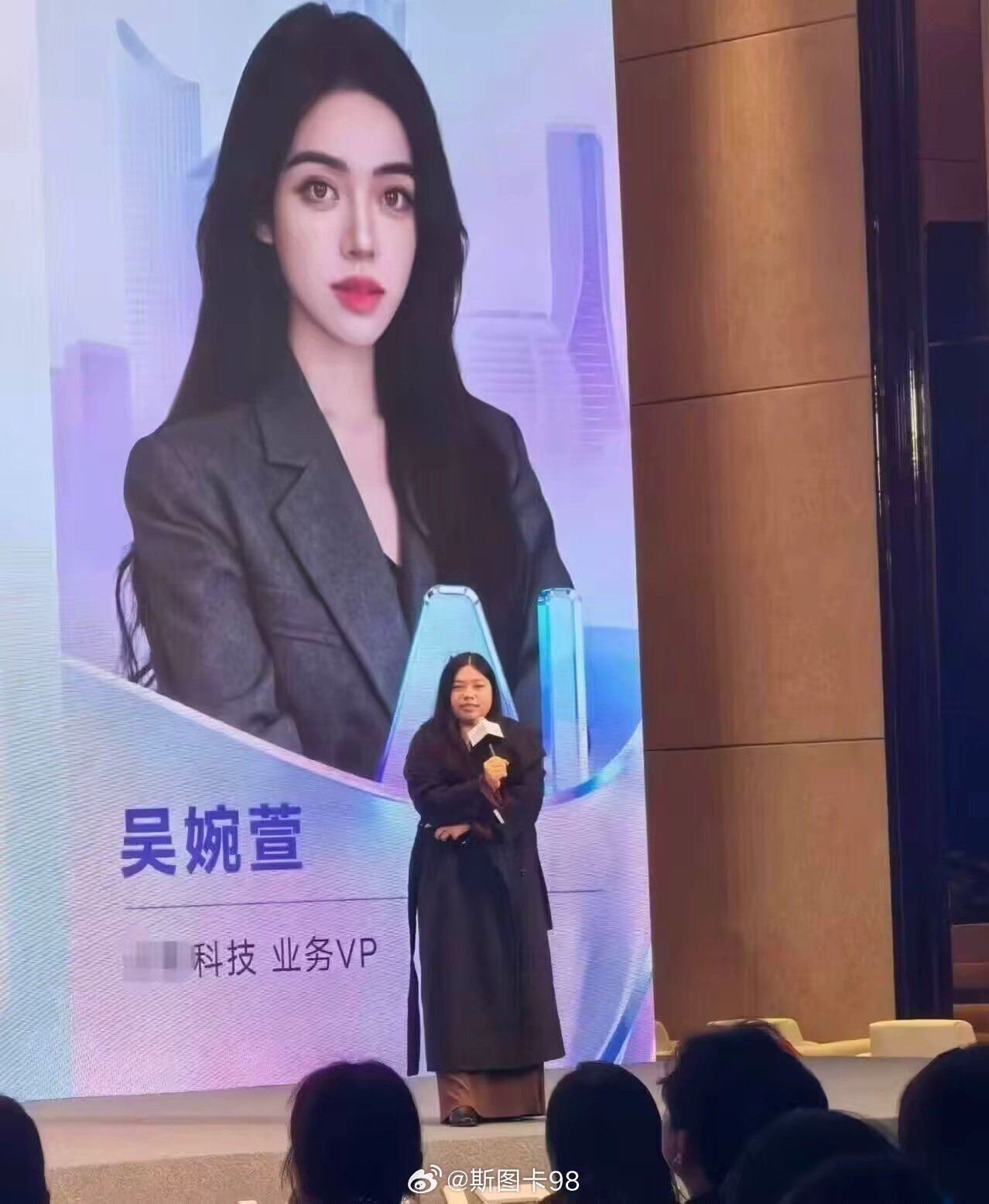 照片是“美颜拉满版”，本人是“无滤镜真实版”，主打一个“照骗式营业”