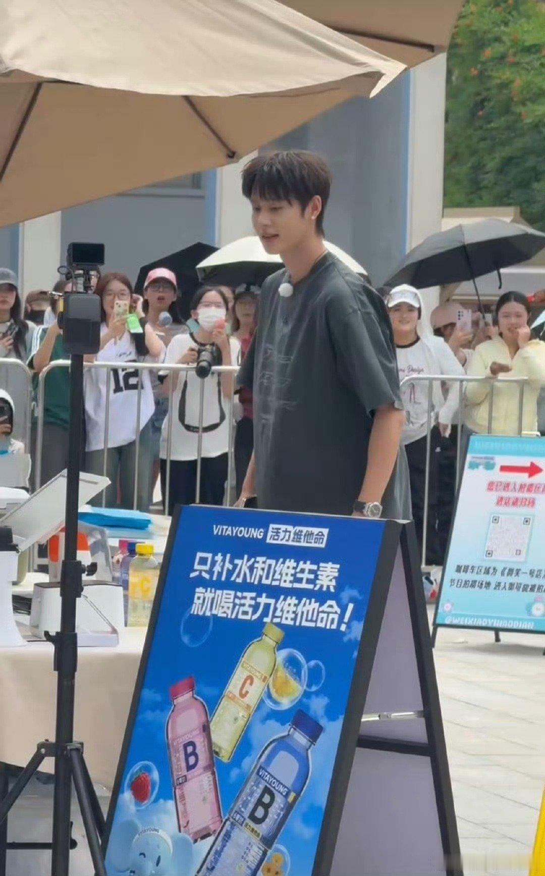 单依纯柯淳抽象到一起了微笑一号店不得不说这跨次元的搞笑同框，反差萌直接拉满了吧