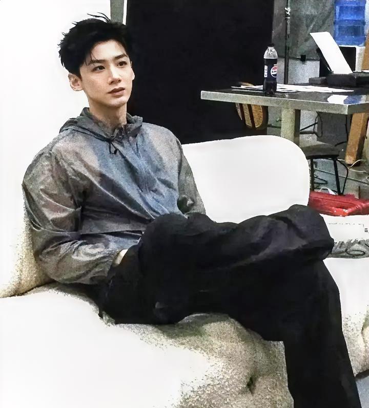 我估计很多资本大佬不喜欢白敬亭，原因很简单，不是演技不行，也不是长得不够帅，而是