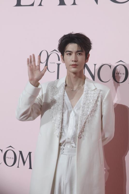 笑疯！刘宇宁演唱会被起哄露腹肌，喊话张凌赫