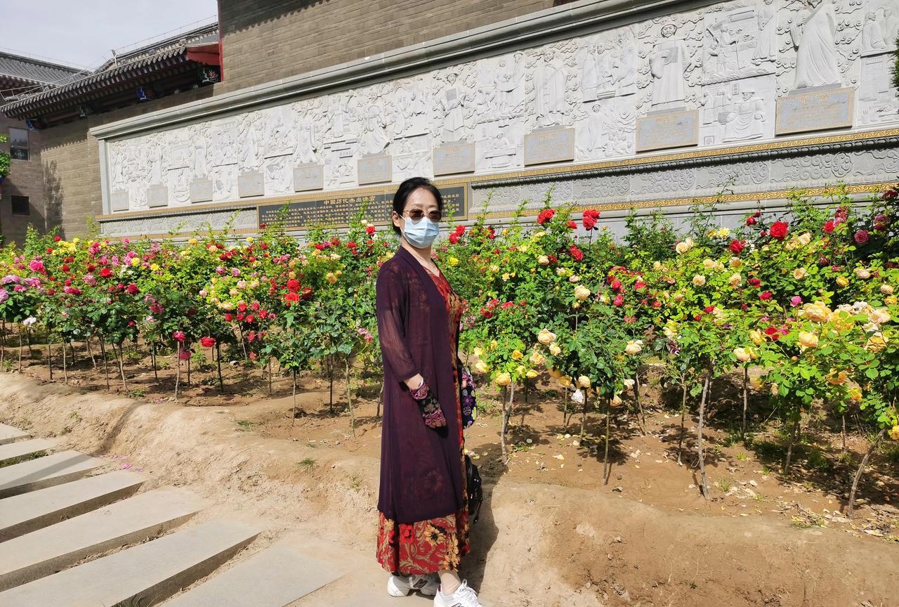 女人50岁以后穿衣服是以舒服为主呢。还是以价钱高低为主呢。我闺蜜这身衣服