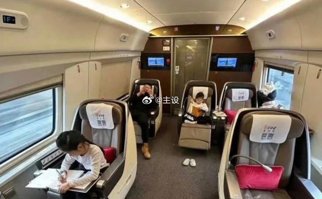 高铁上这一幕，诠释了赚钱的意义。