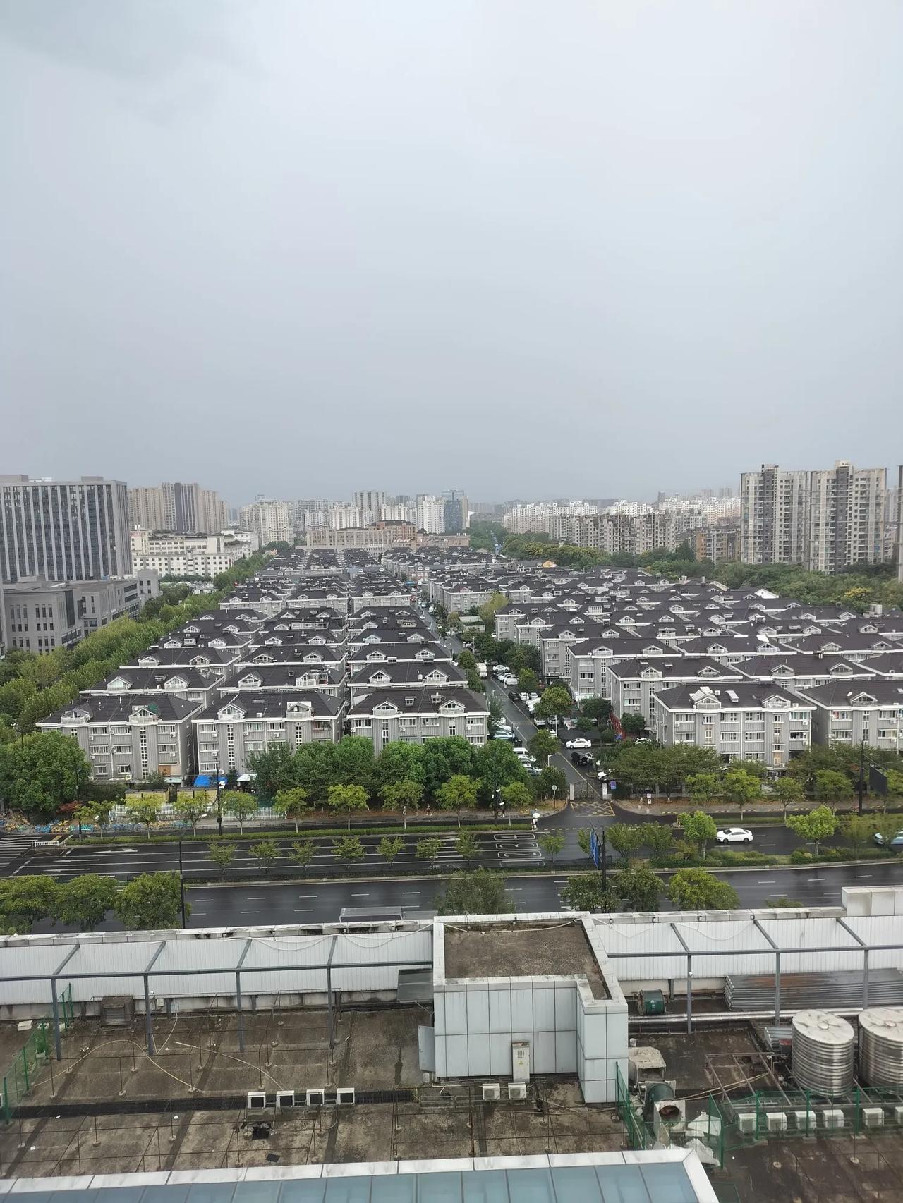 前年我们公司招聘一个员工，过了一个月试用期，公司要给他交社保，他死活都不愿意交，