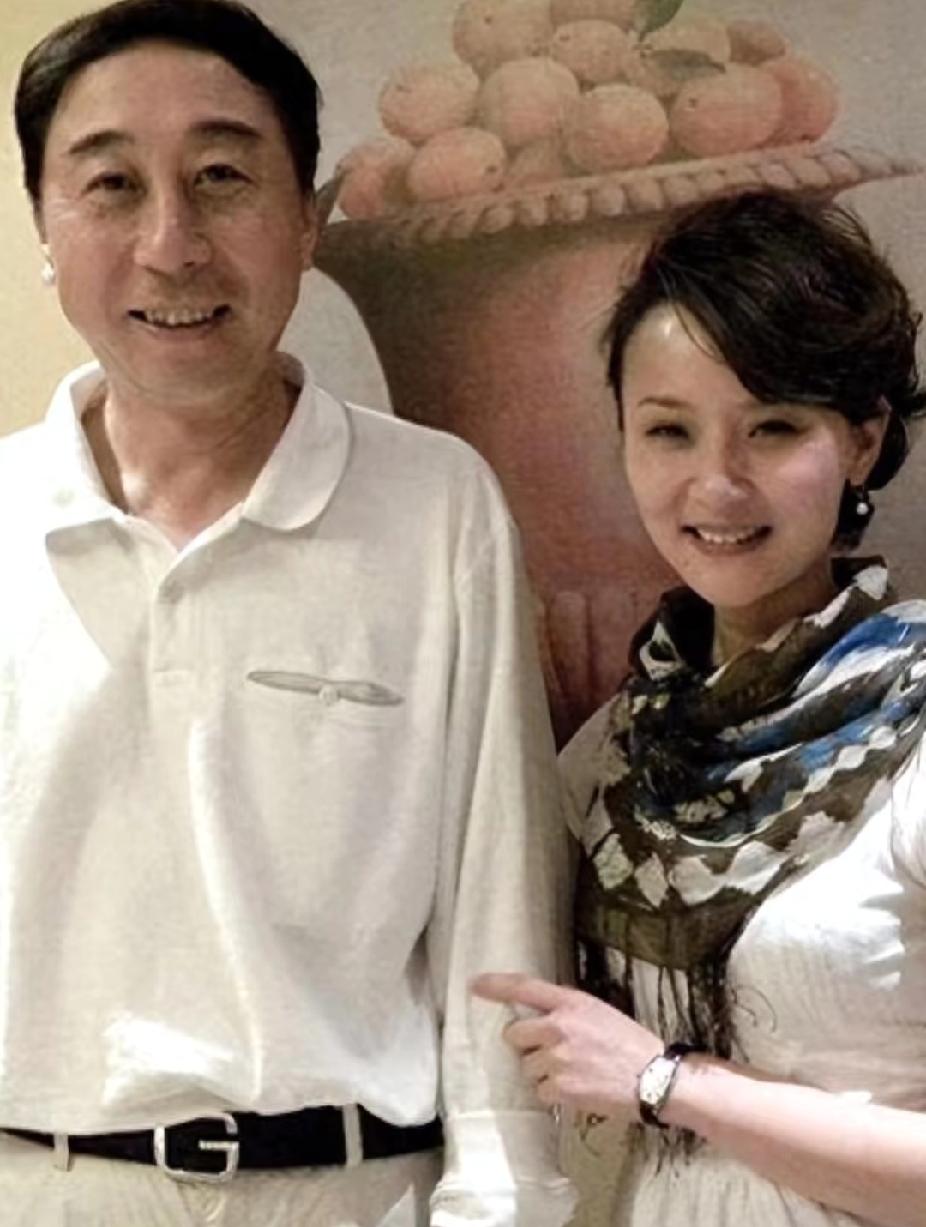 刷到冯巩老师和妻子艾慧的合照，真的被狠狠戳到了！一直都知道冯巩老师是家喻户晓的喜