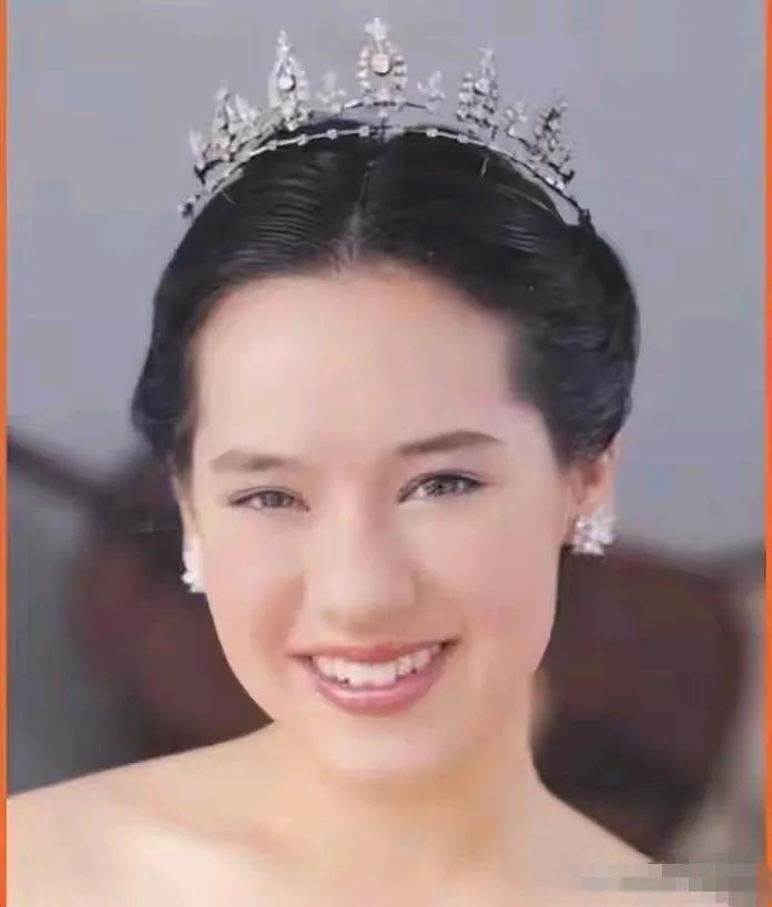 泰国王室最美的成员是诗丽吉王后大女儿所生之女（图一），最丑的成员是诗丽吉王后的小