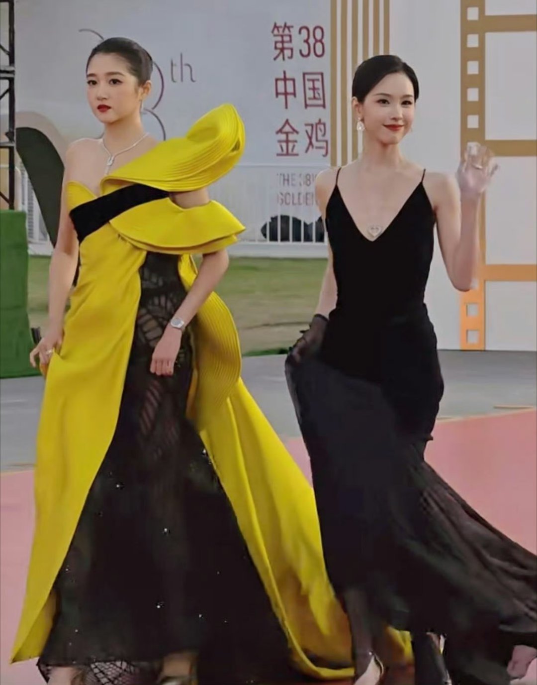 关晓彤壮得锁骨都消失了？造型又又又翻车了…这抹胸红裙颁奖是喜庆，但别人锁骨放鸡蛋