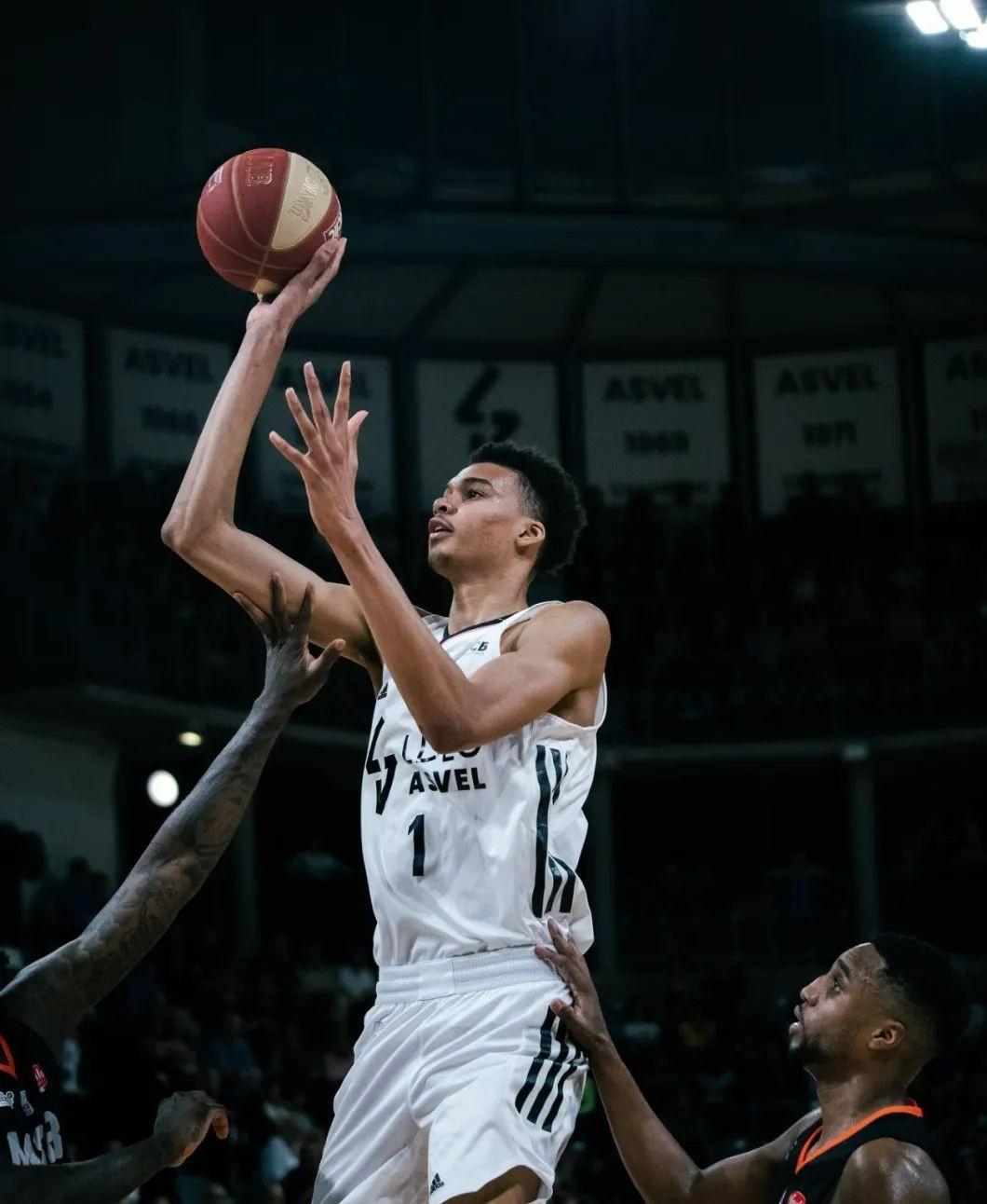 近日，前NBA球员老猫莫布里在《RunltBack》节目中，谈到了现在马刺正