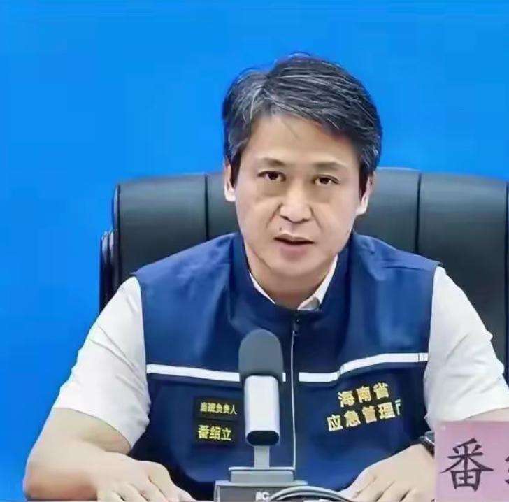为人民服务的官员就的是这个样子，公务人员在工作期间穿上马甲，收起面子，放下架子。