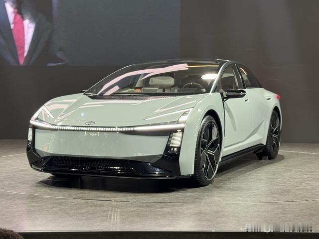 卡罗拉概念车？说实话外饰还可以接受毕竟国内有小鹏p7呢，相较而言我觉得小鹏的设计