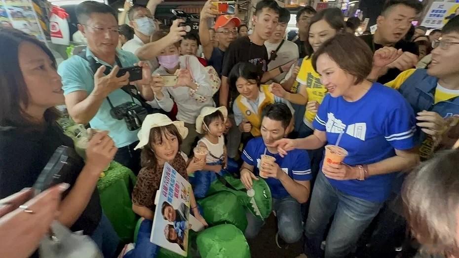 万安旋风席卷高雄！蒋万安陪柯志恩扫街“全是人”台北市长蒋万安今晚（19日）