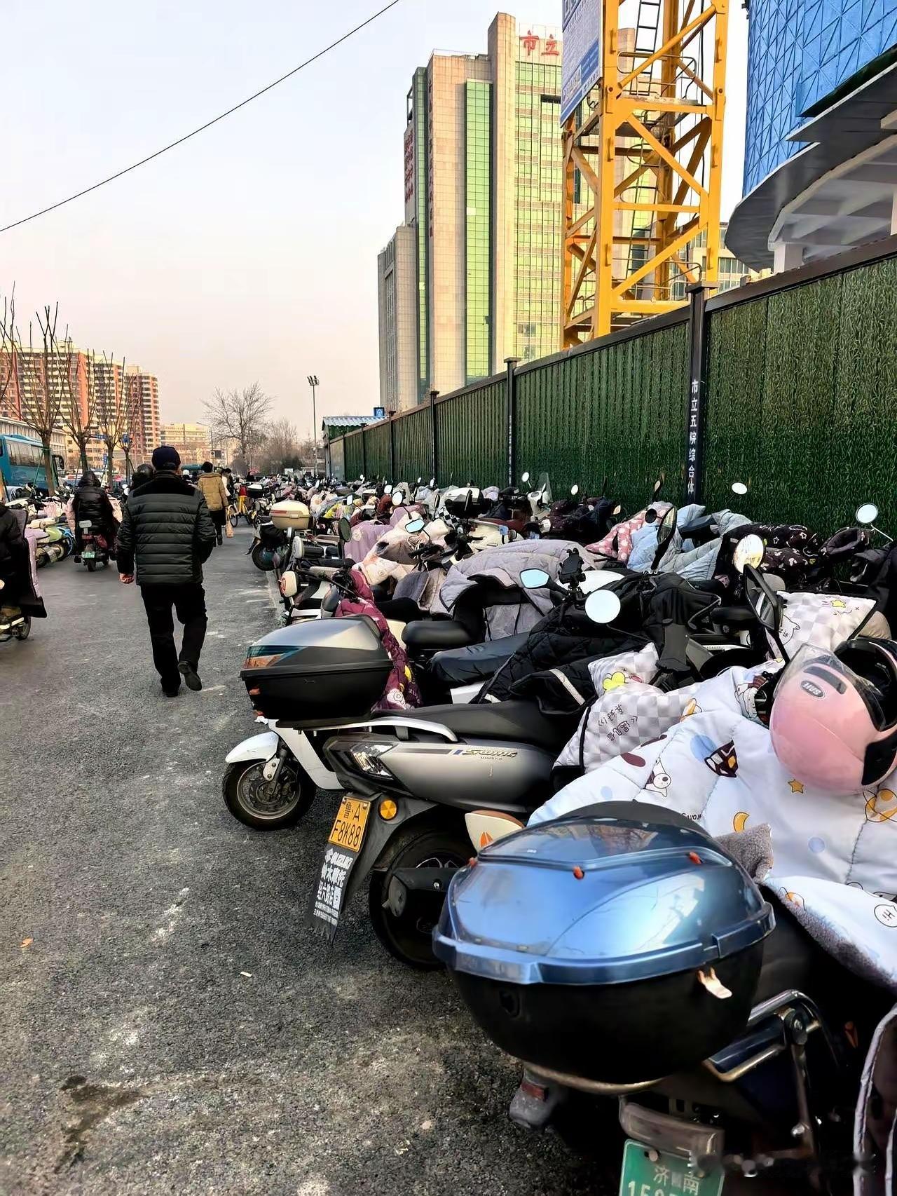 看看青岛地铁和济南地铁的差距，青岛地铁车站无缝对接公交车站，让市民下地铁换乘公交