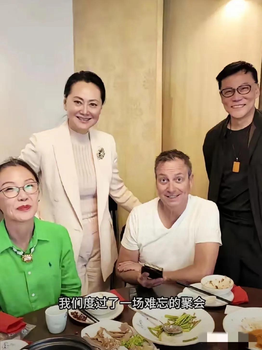 63岁的大宋佳在德国与李国庆、张丹红夫妻聚餐：穿一身米色西装的宋佳气色盈和，皮肤