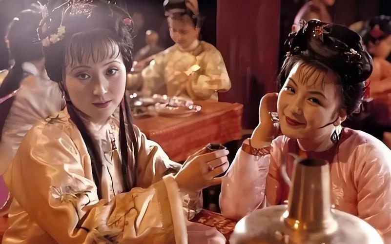 大观园芦雪庵里，女孩们围炉烤鹿肉，史湘云撸着袖子大快朵颐，爽朗恣意；林黛玉站在一