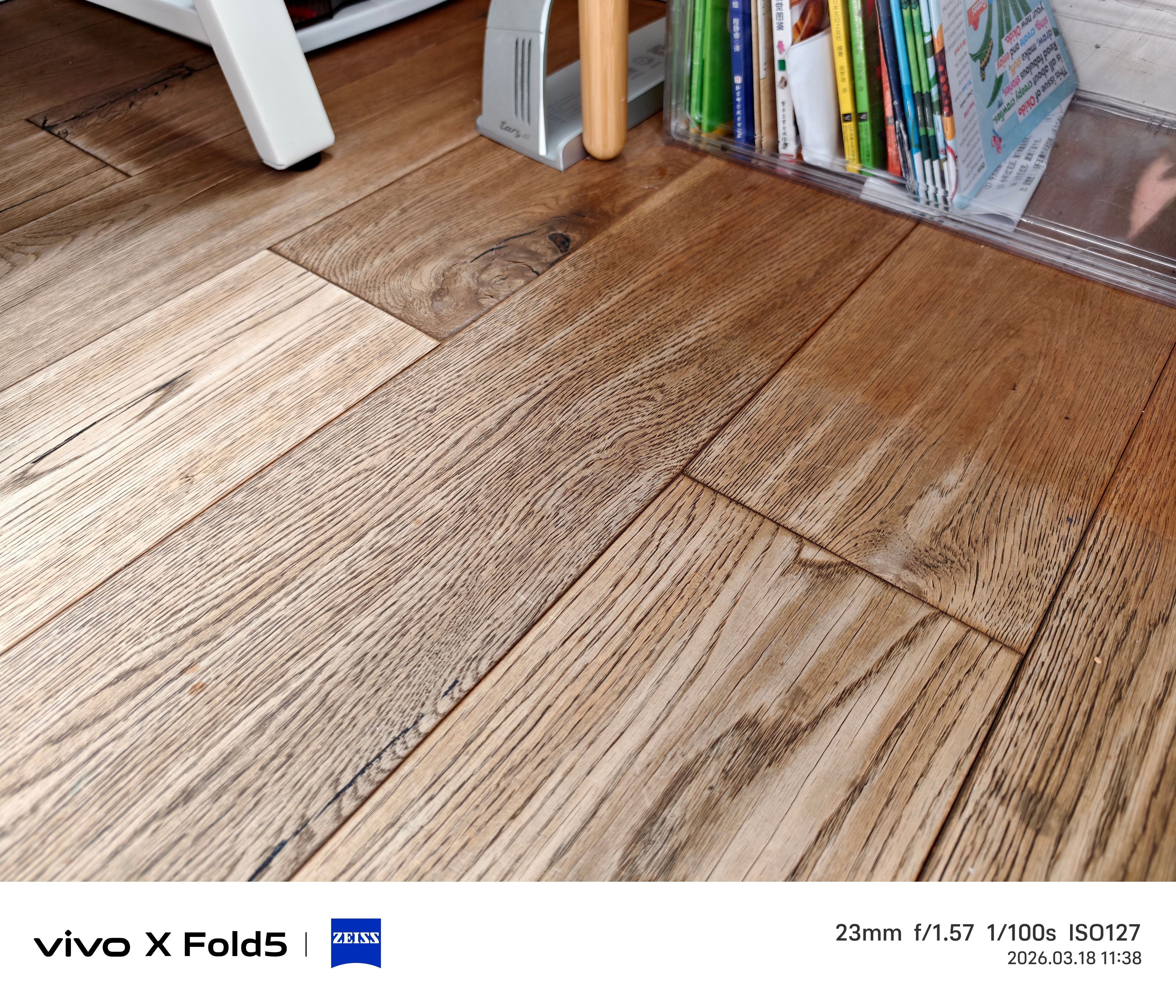 旭子的装修日记显摆一下我老房子的地板。我老房子用的金鹰艾格实木复合地板，十几年