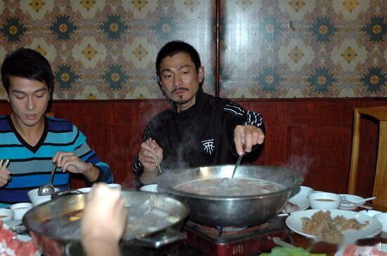 刘德华认真涮锅2005年，电影《墨攻》在北京拍摄，图为主演刘德华在某天休息时吃涮