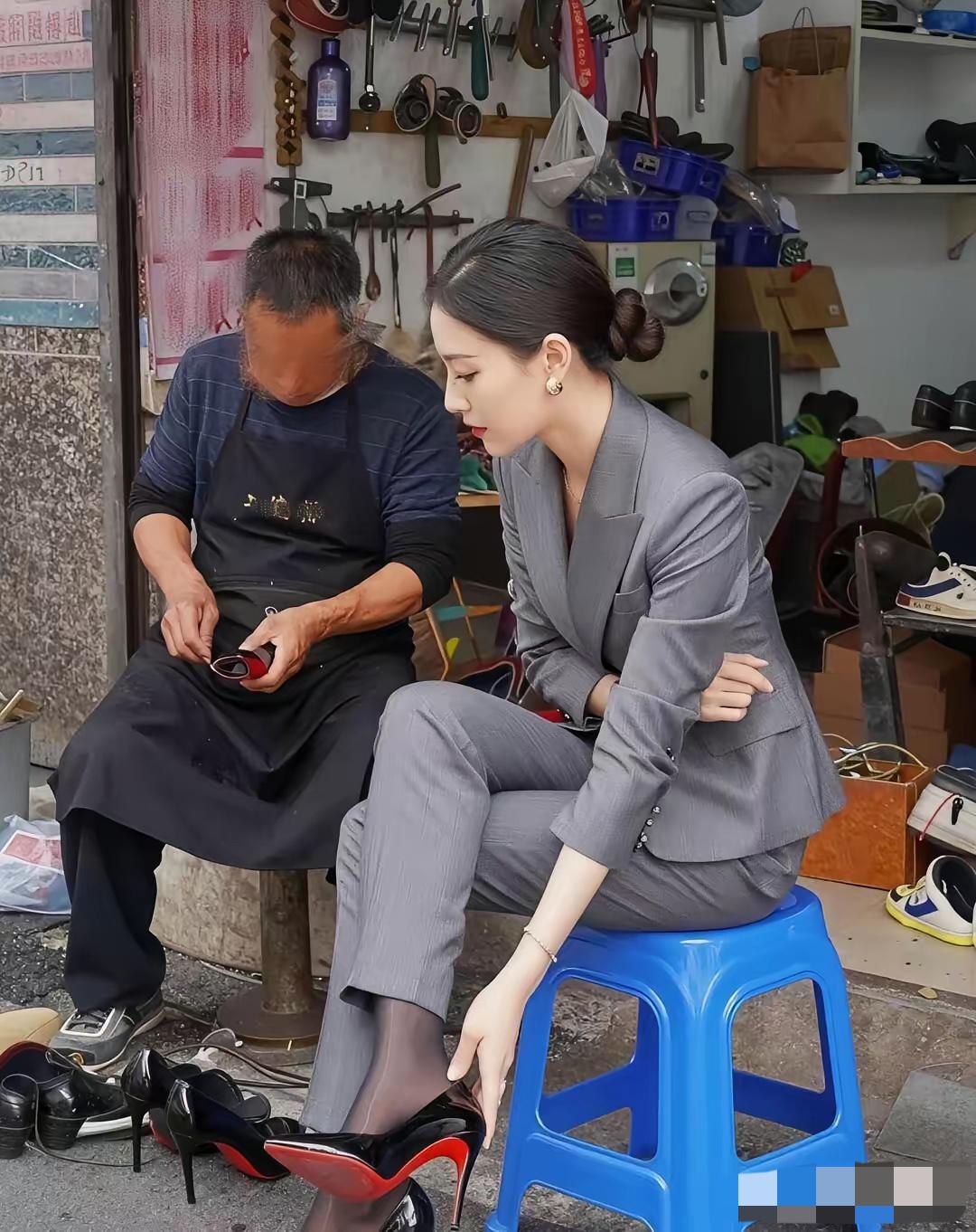 把家里的高跟鞋都拿去修修，扔掉可惜，还有和我一样勤俭持家的女人吗？