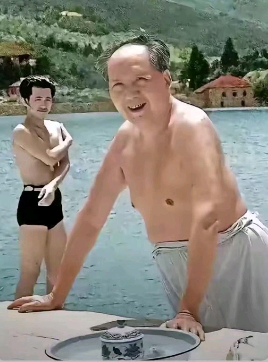 气质藏不住！珍贵老照片流出，尽显伟人独特风采一张流传许久的经典老照片，瞬间