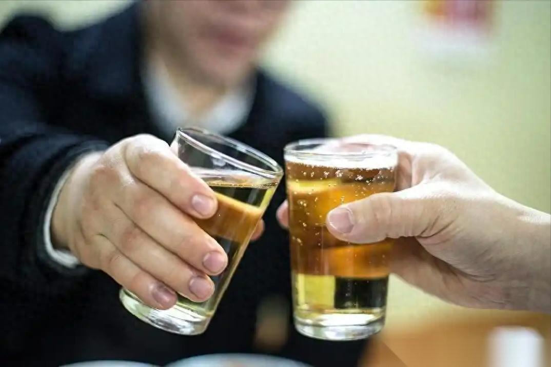 调查发现：每天都喝酒，多数到了68岁以后，身体或变成这样？饭后小酌一杯，聚会时