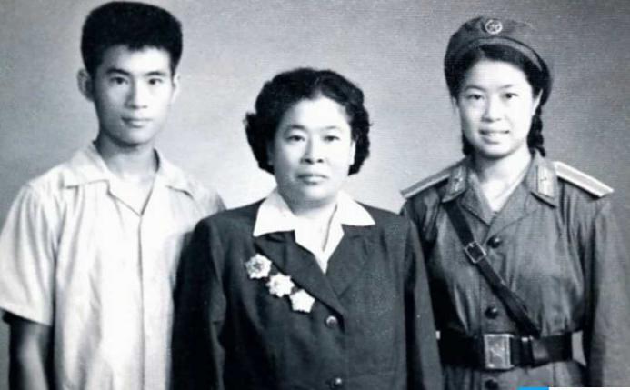 1935年，土匪黑七提出要与红军单挑，何子友去迎战，她对黑七说：“比武如果我赢了