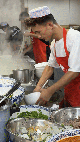 这是南京一家25元一碗的兰州牛肉面。这一碗面给的牛肉片可真多啊！南京拉面馆