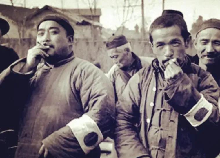 1937年冬的南京，吴长友把二姨太推向日军军官时，手指在发抖。他以为这是场划