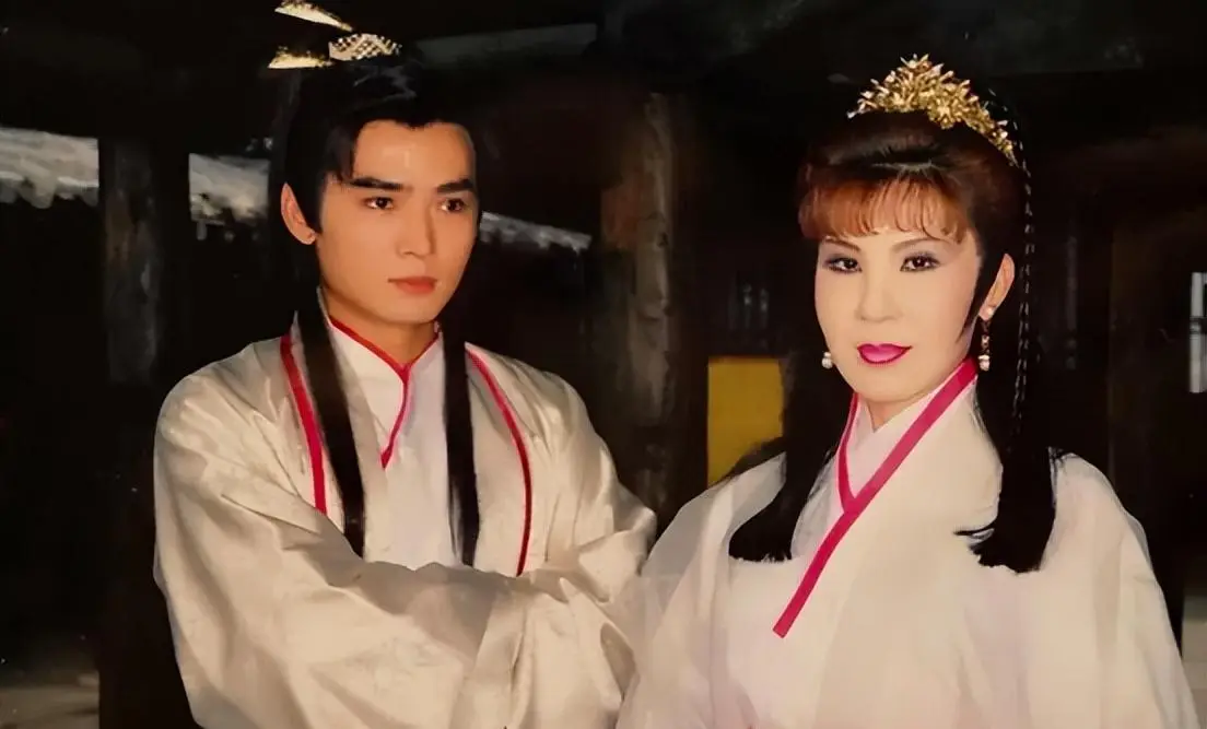 1996年，富婆杨钧钧投资3000万拍摄《桃花传奇》，邀请马景涛出演男主角，结果