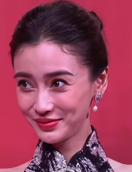 女神的怼脸拍，脸上的瑕疵一览无遗，这样的生图也是扛不住了，岁月不饶人啊。感觉她的