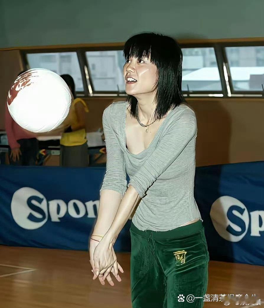 天后王菲年轻时的颜值有多绝？一组素颜照尽显真实美貌，清冷又灵动，天生的高级脸太惊