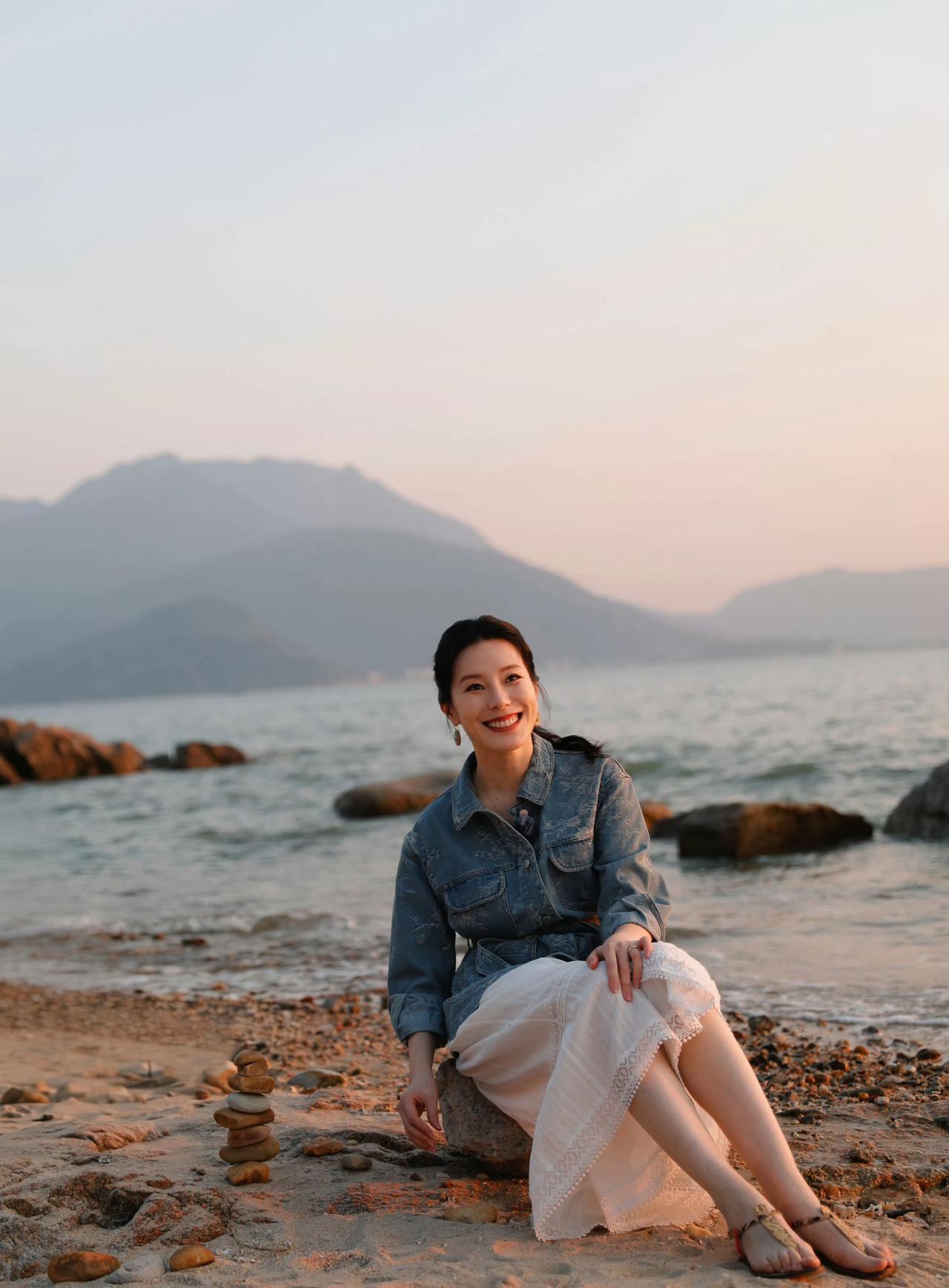 蔚来老板娘王奕芝湖边度假，穿着清新清爽，心情美好愉悦，嫁得幸福，活得开心。