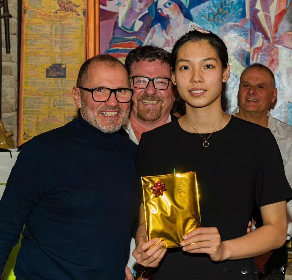 庄宇珊意甲最新合影，非常飒，快进来一起看看[呲牙笑]瞧，庄宇珊成了今天合影的绝对