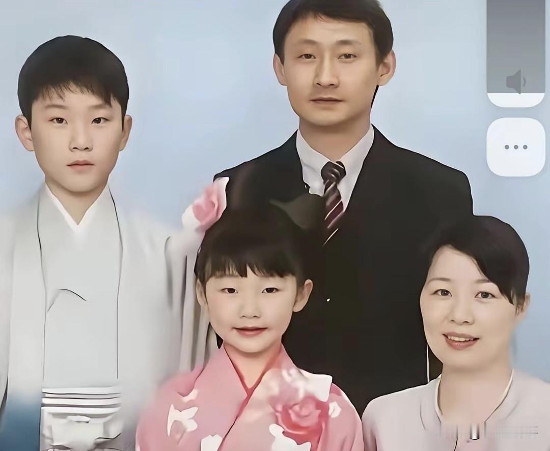 张本智和、张本美和兄妹儿时居家全家福。镜头下，一家人端正落座，氛围感和睦温馨。父
