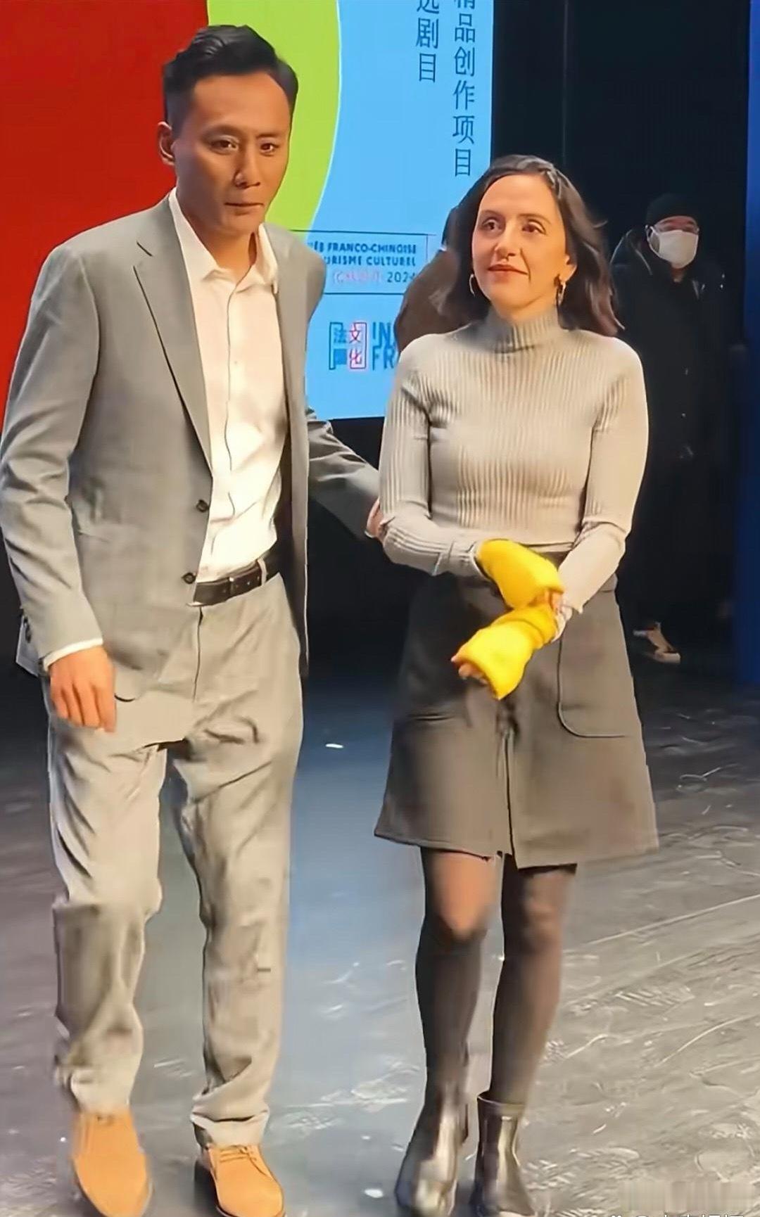 刘烨和法国籍老婆Lisa一起出席活动，夫妻俩的身材都好瘦，但不得承认，西方人真的