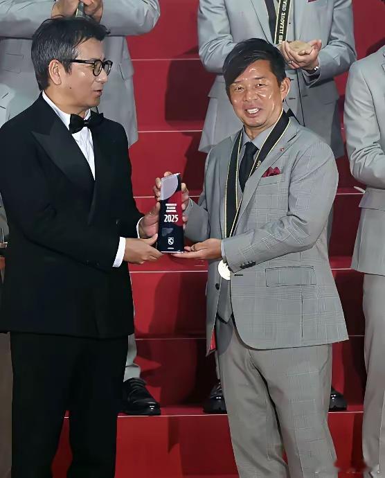 日本男足选择未来主帅！日本媒体透露，由于世界杯后主帅森保一的合同即将到期，日本足