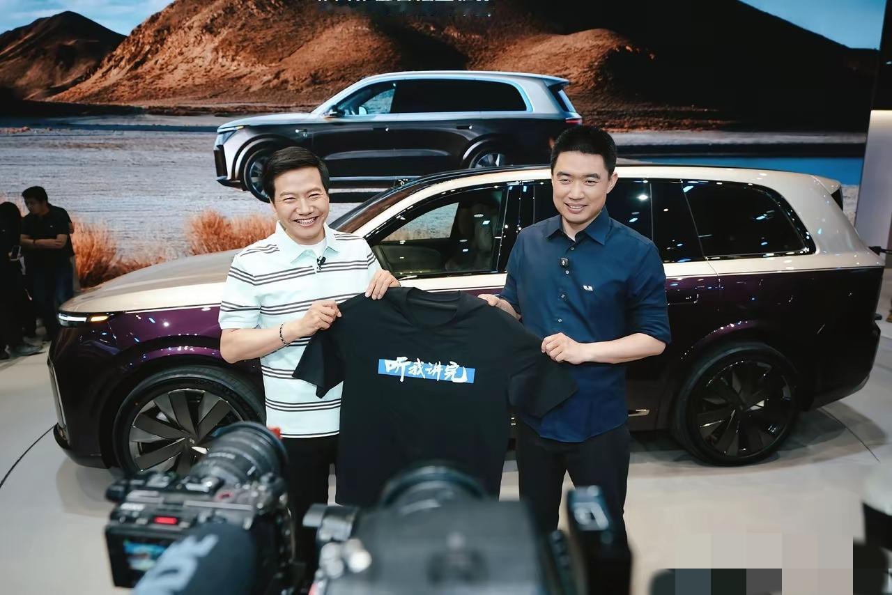 雷军时时刻刻不忘拉好兄弟陈年一把，比如在2026北京车展上，雷军做了好几件T恤送