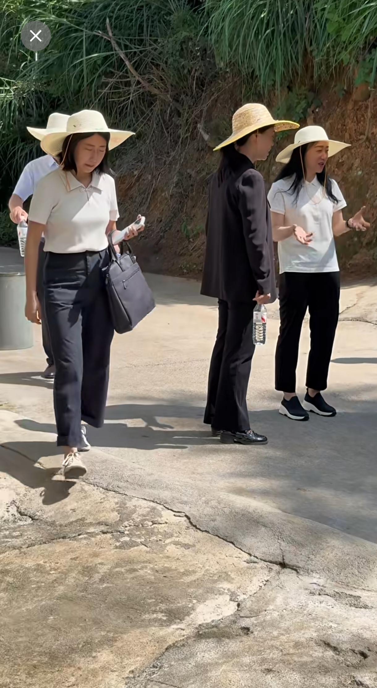 草帽，运动鞋，领导们下基层调研，了解实际情况，这个办法好。