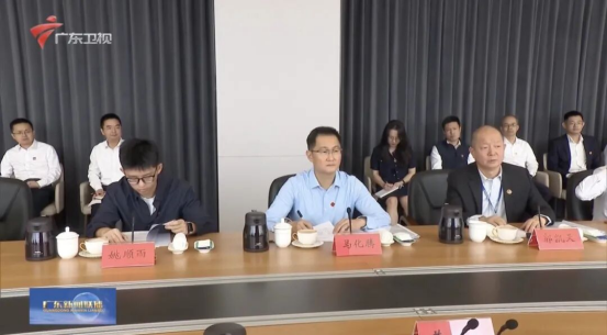 这几天科技圈最出圈的一张图，来自深圳腾讯总部的调研座谈。55岁马化腾旁边，坐着一位才28岁的年轻人，