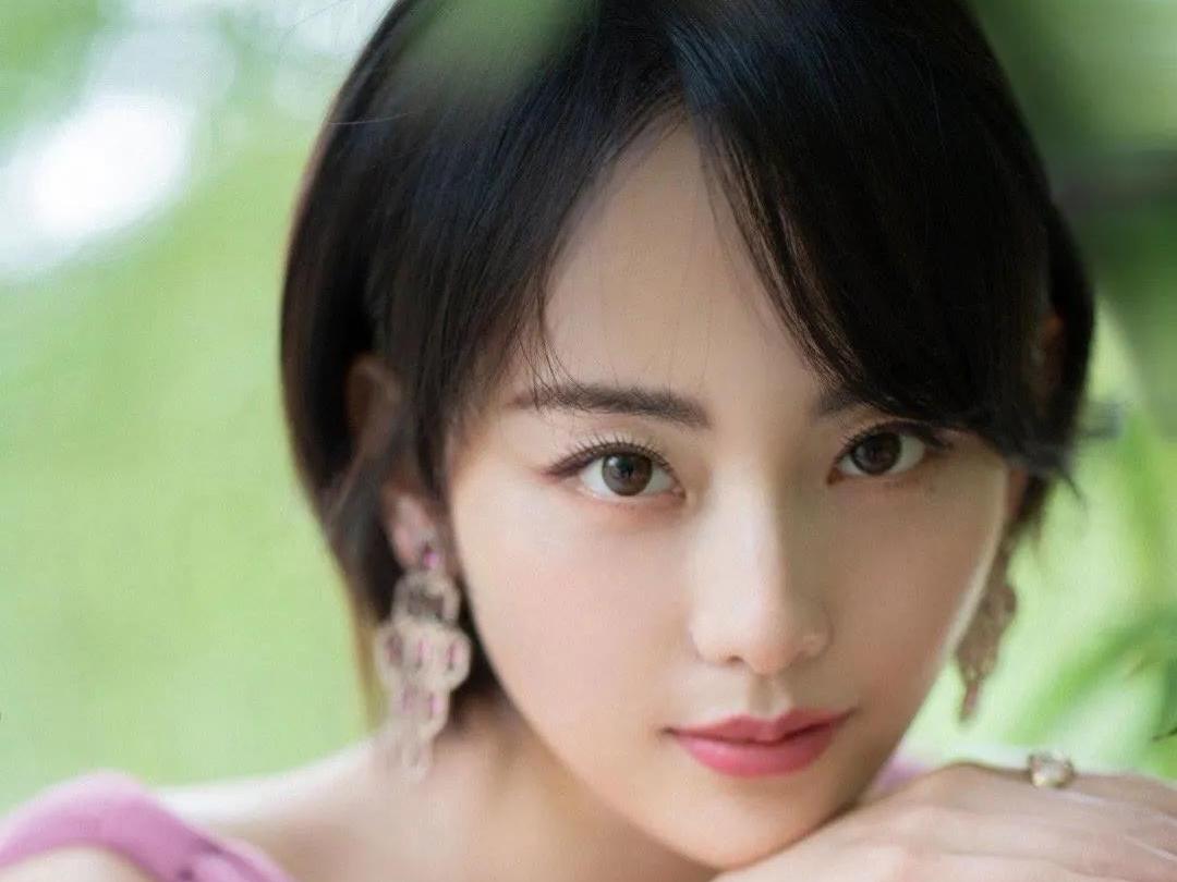 买超与张嘉倪的感情闹剧，道尽豪门现实，21岁女学生明知对方已婚仍主动靠近，被拍时