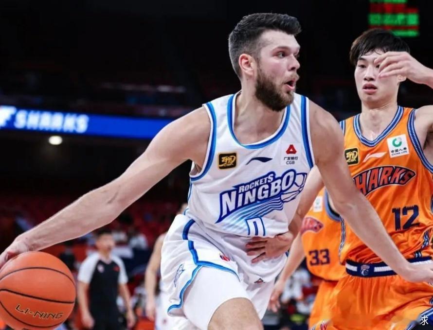 不藏了！广东签下新内线，真正原因就是萨林杰的伤广东签下拉科塞维奇，核心目的就是顶