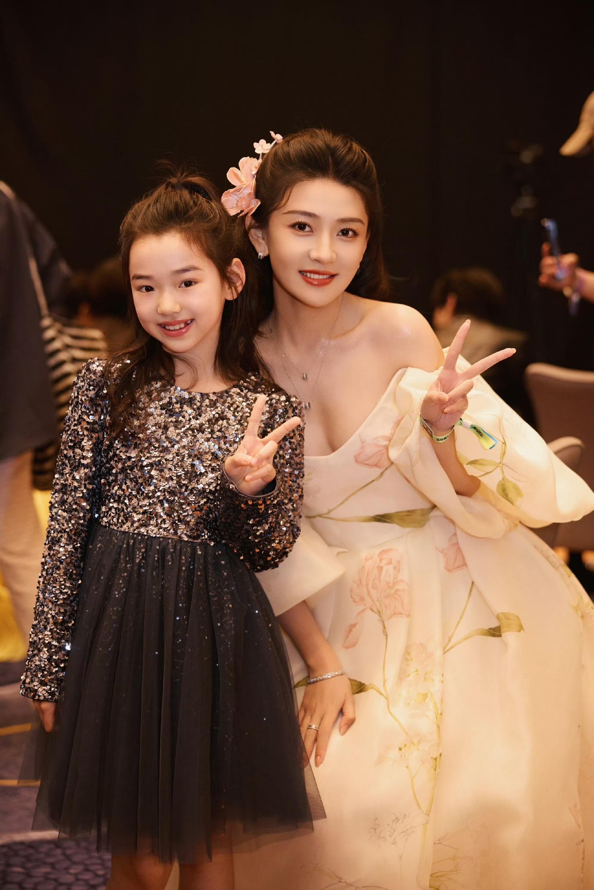 董璇带着小酒窝到处合影看着就好美，而且这小姑娘很招人喜欢