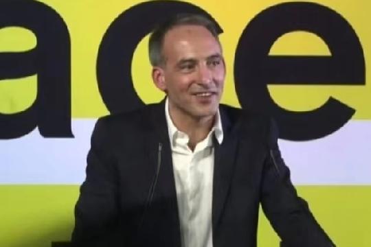 昨天，欧洲议会“外国干预”委员会主席格鲁克斯曼对媒体说:“美国和中国是世界最大的