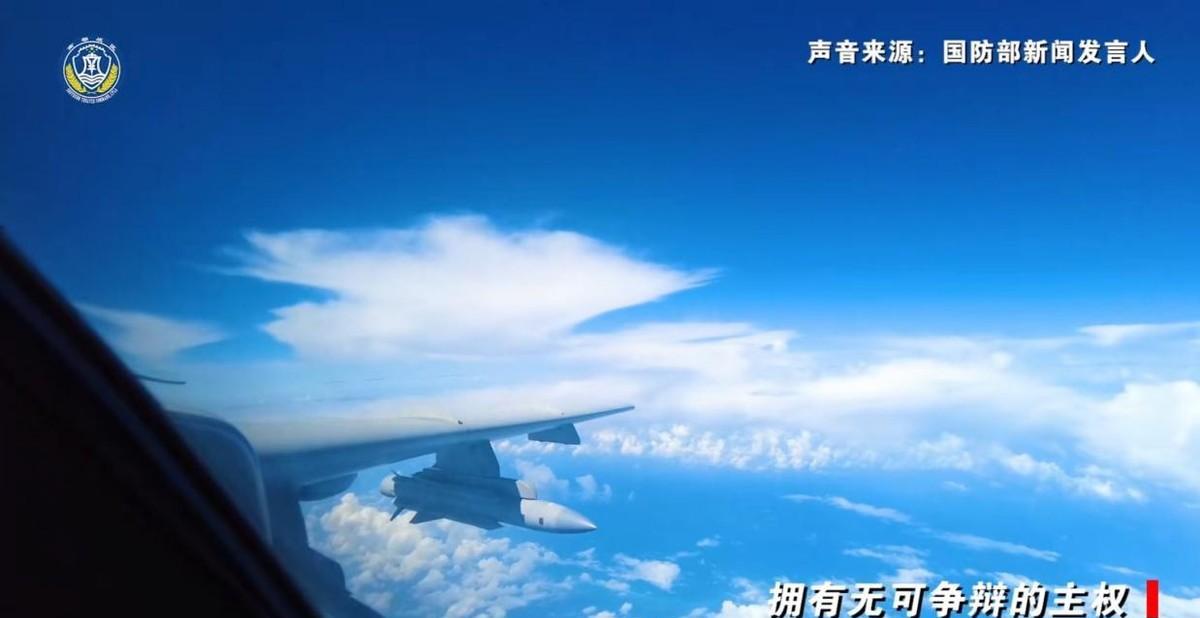 美军核动力航母带头掩护菲律宾，向中国黄岩岛发起冲锋，然后直接被中国逼了回去。最