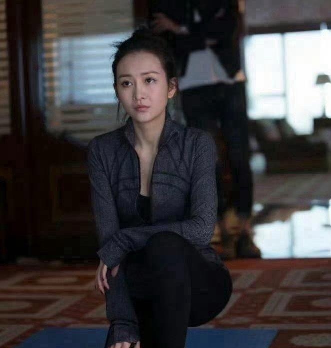 不管什么姿势都掩盖不住王鸥的好身材