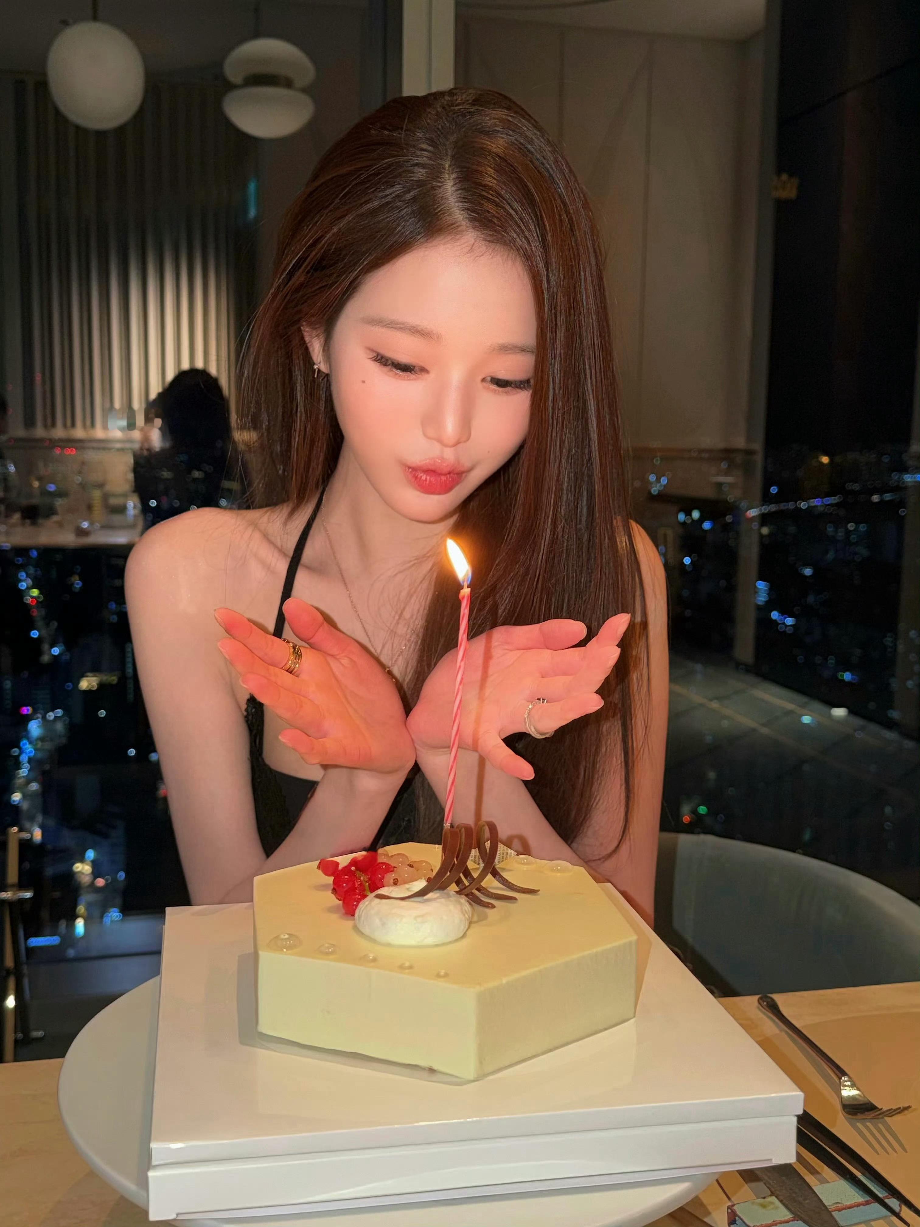 这个地毯这个蛋糕这个酒杯这个墙纸小姐姐们你们是不是有点太不经意了…