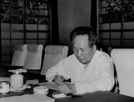 1965年，在经过一段时间的酝酿后，毛主席做出了一个重要决定。在与中央的其他领导