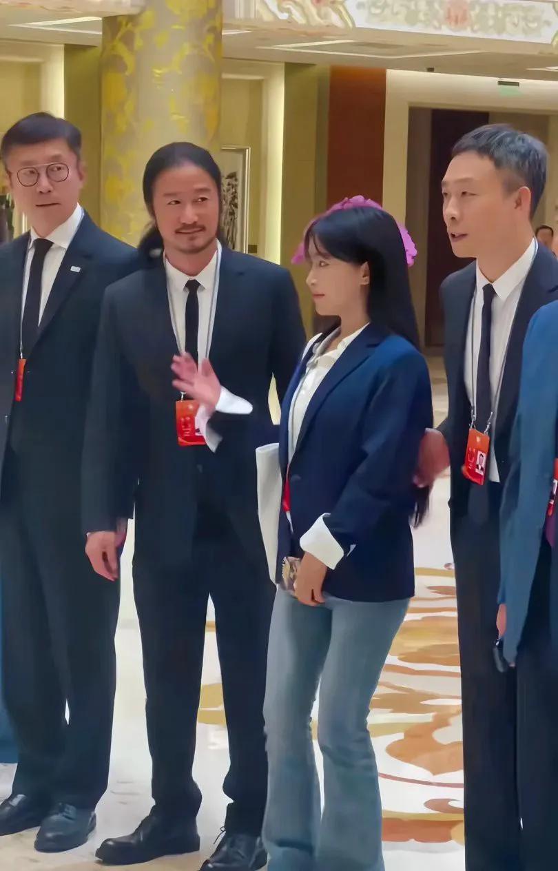 哈哈，吴京越来越有艺术范了，留着一头长发和络腮胡，简直和以前判若两人。7月10
