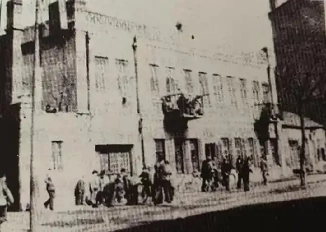 1937年，地下党员张宗伟被捕期间，妻子就在人群中，看到丈夫要被日军带走，妻子想